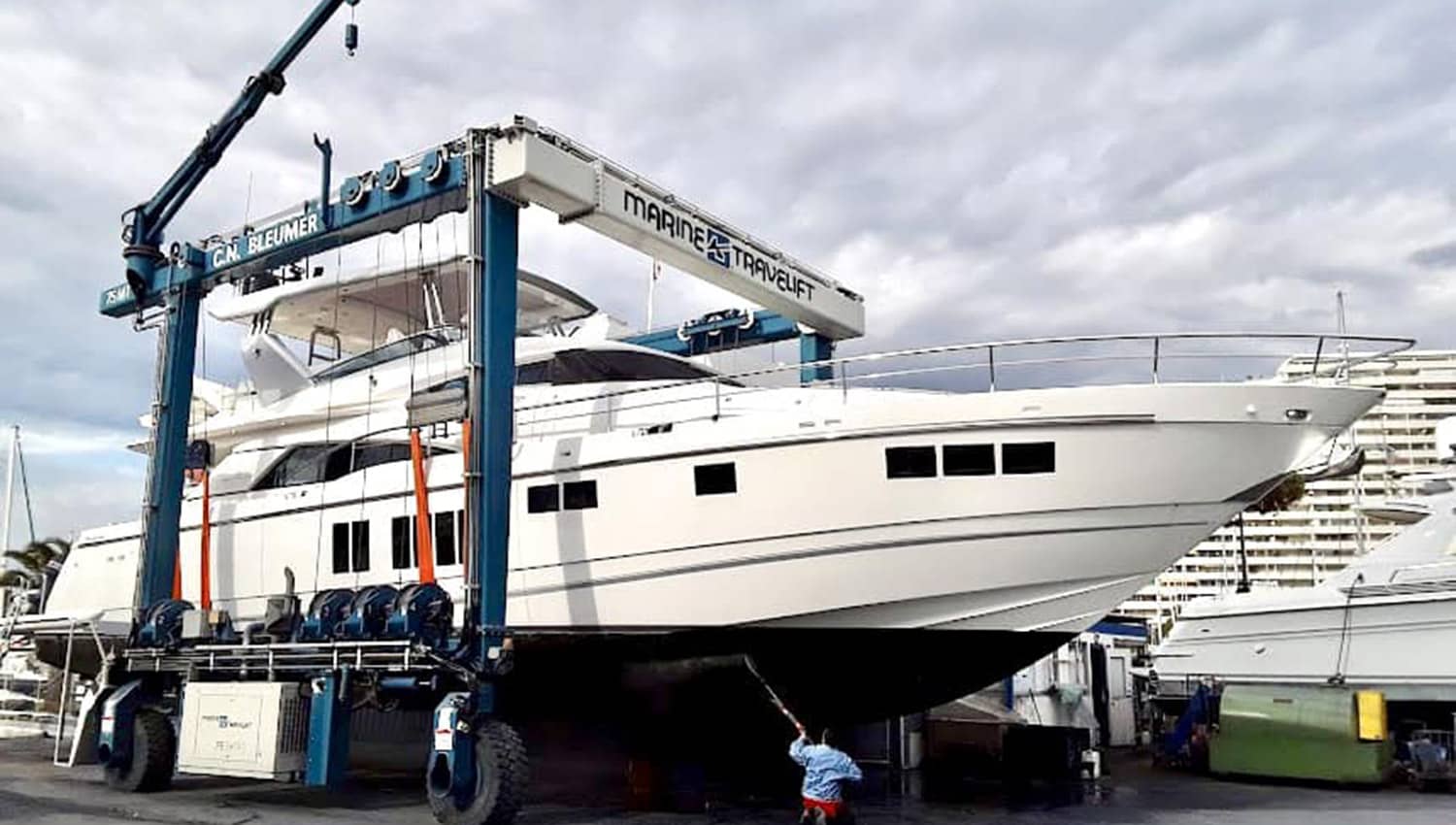 Entretien et réparation d'un yacht